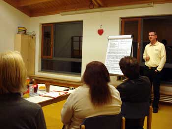 Referent Volker Ossenbrink informiert anschaulich über Nikotin, Abhängigkeiten, sowie die Entstehung von Programmen im Unterbewusstsein